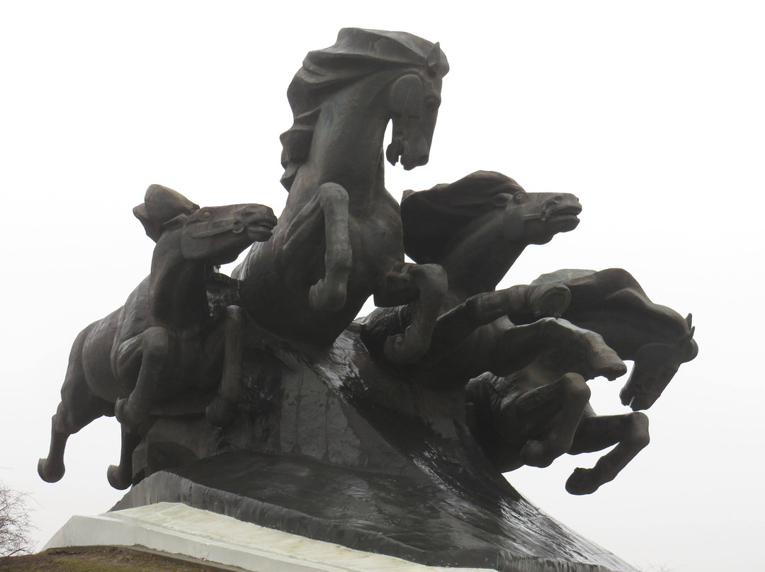 Pamyatnik Tachanka景点图片