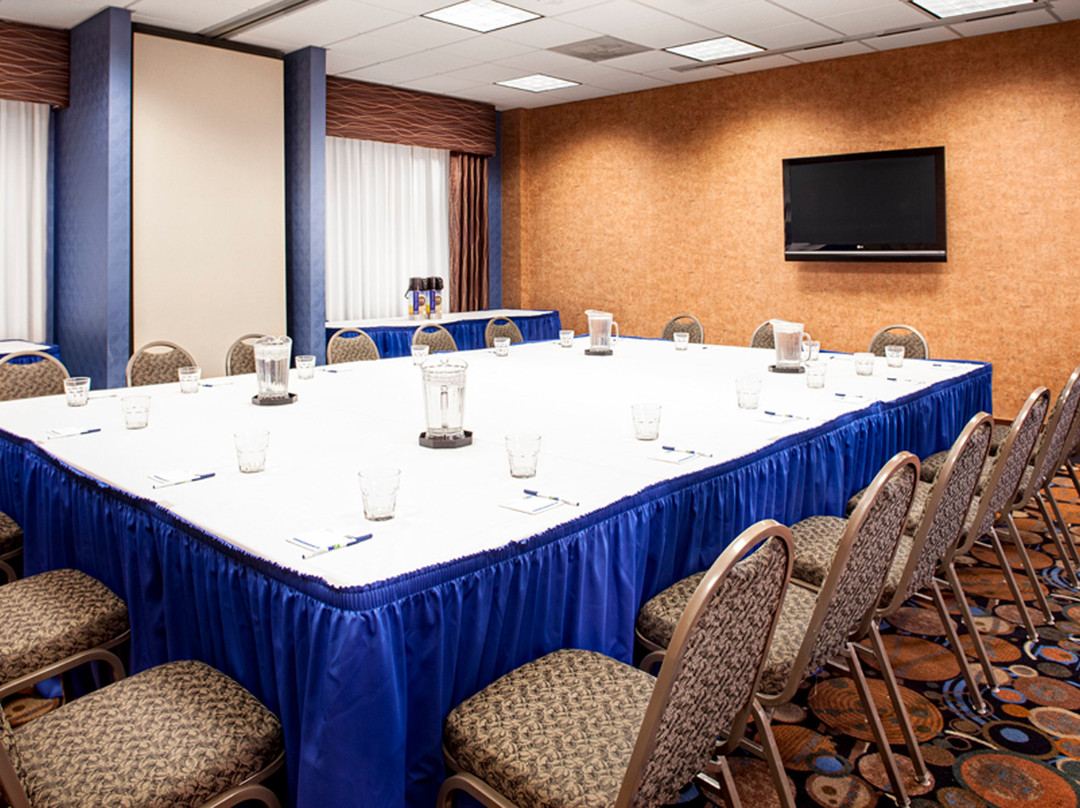 Holiday Inn Express & Suites Coralville by IHG主图