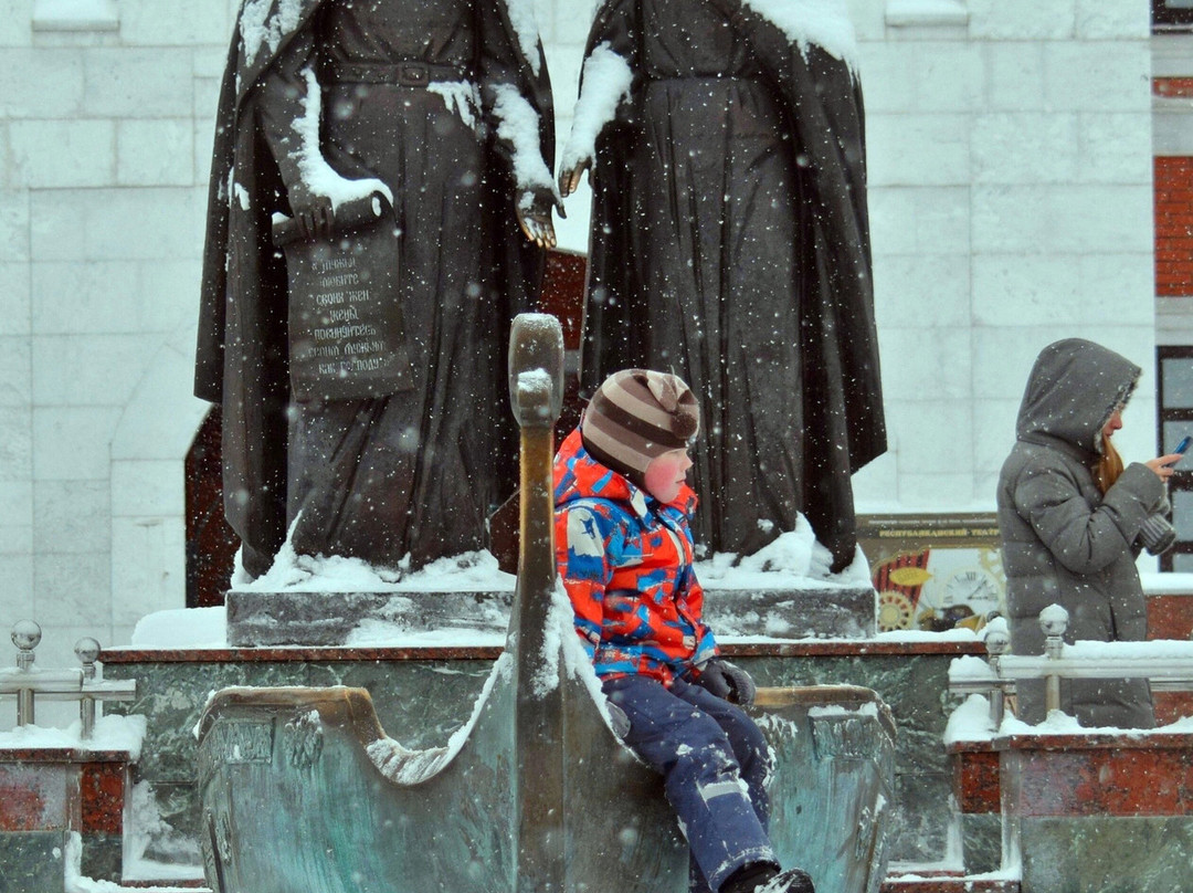 Saint Peter and Fevroniya Monument景点图片