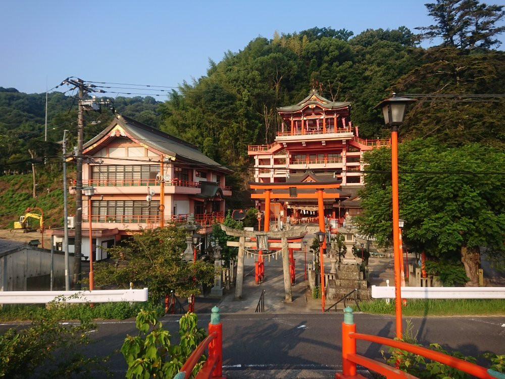 Kusadoinari Shrine景点图片