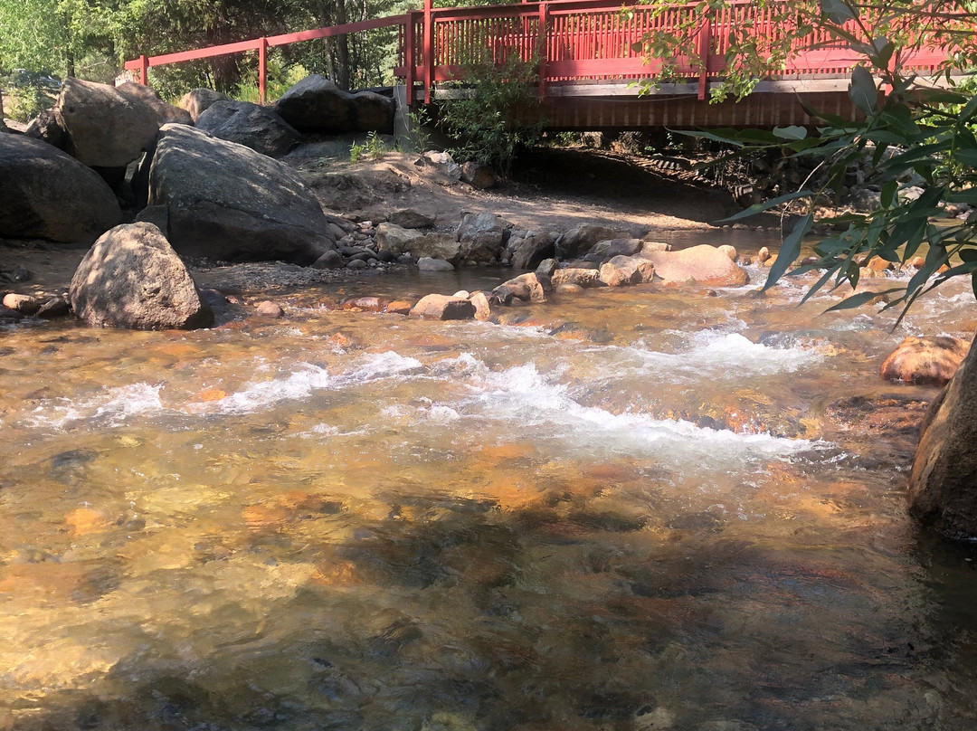 Streamside on Fall River主图