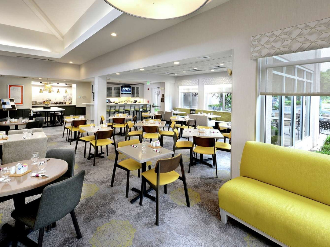 拉雷三角镇中心希尔顿花园酒店主图