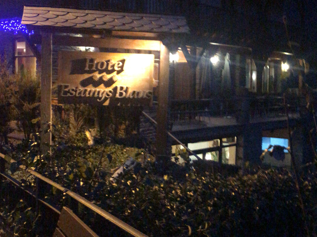 蓝色湖泊酒店主图