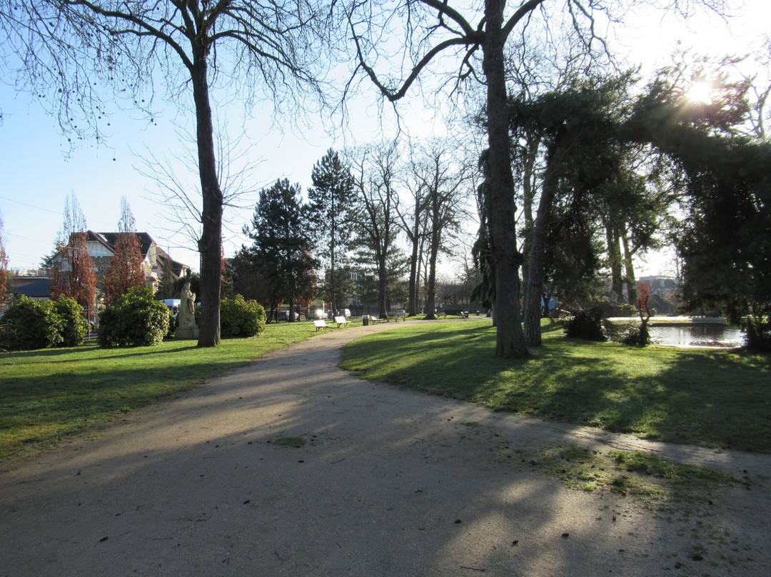 Square des Lacs-圣莫代福塞必去景点