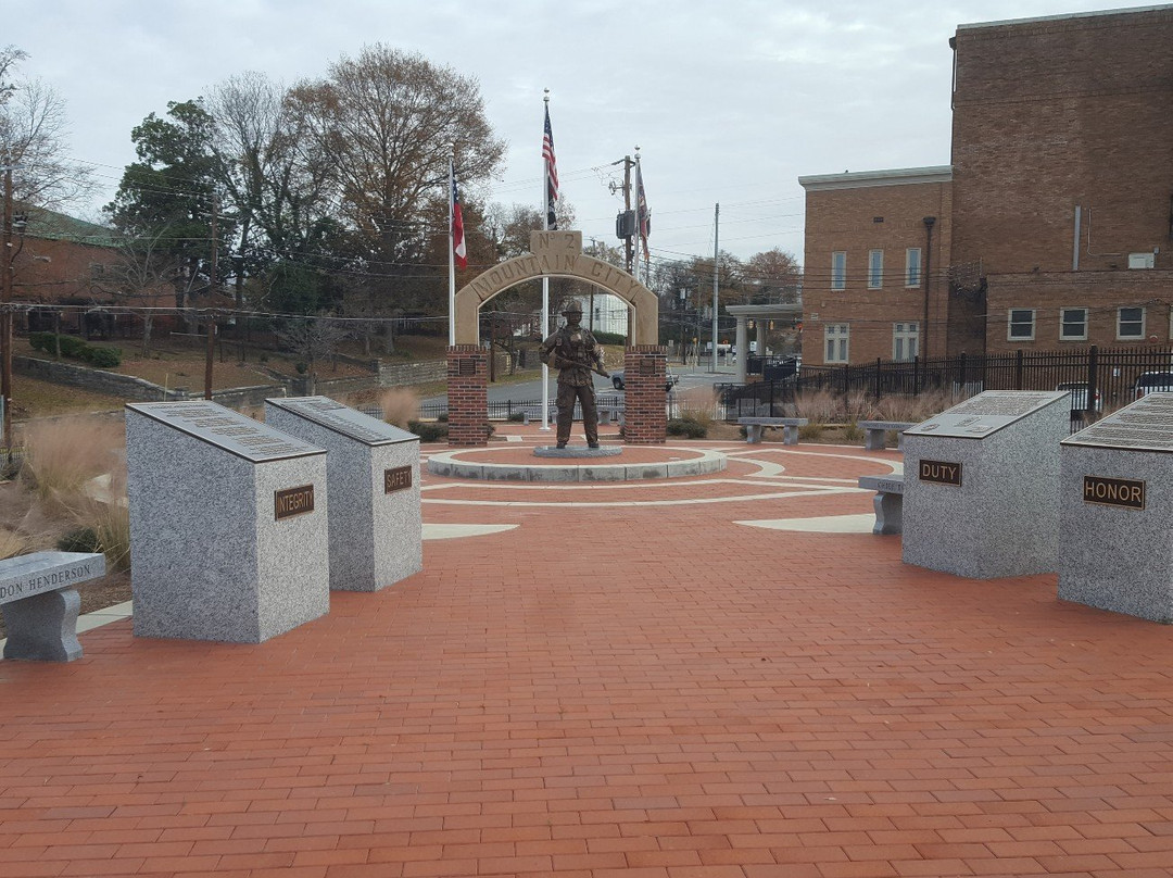 Firefighters Memorial Plaza景点图片