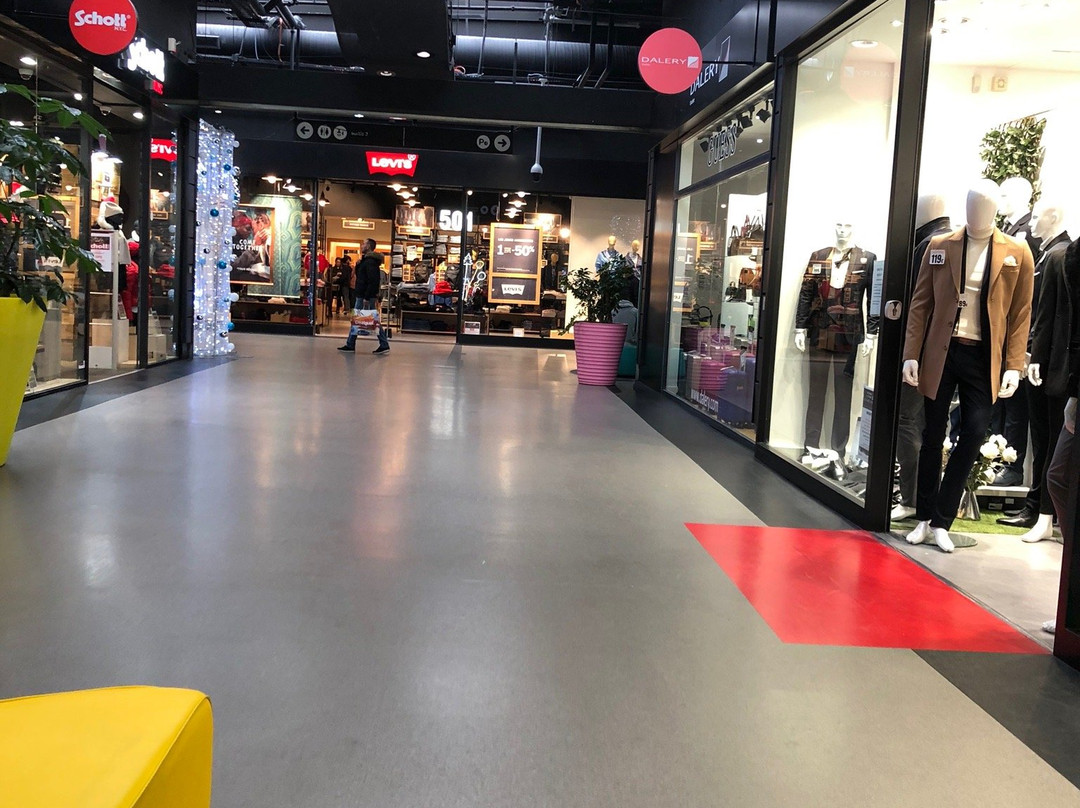 Usines Center Paris Outlet-戈内斯必去景点