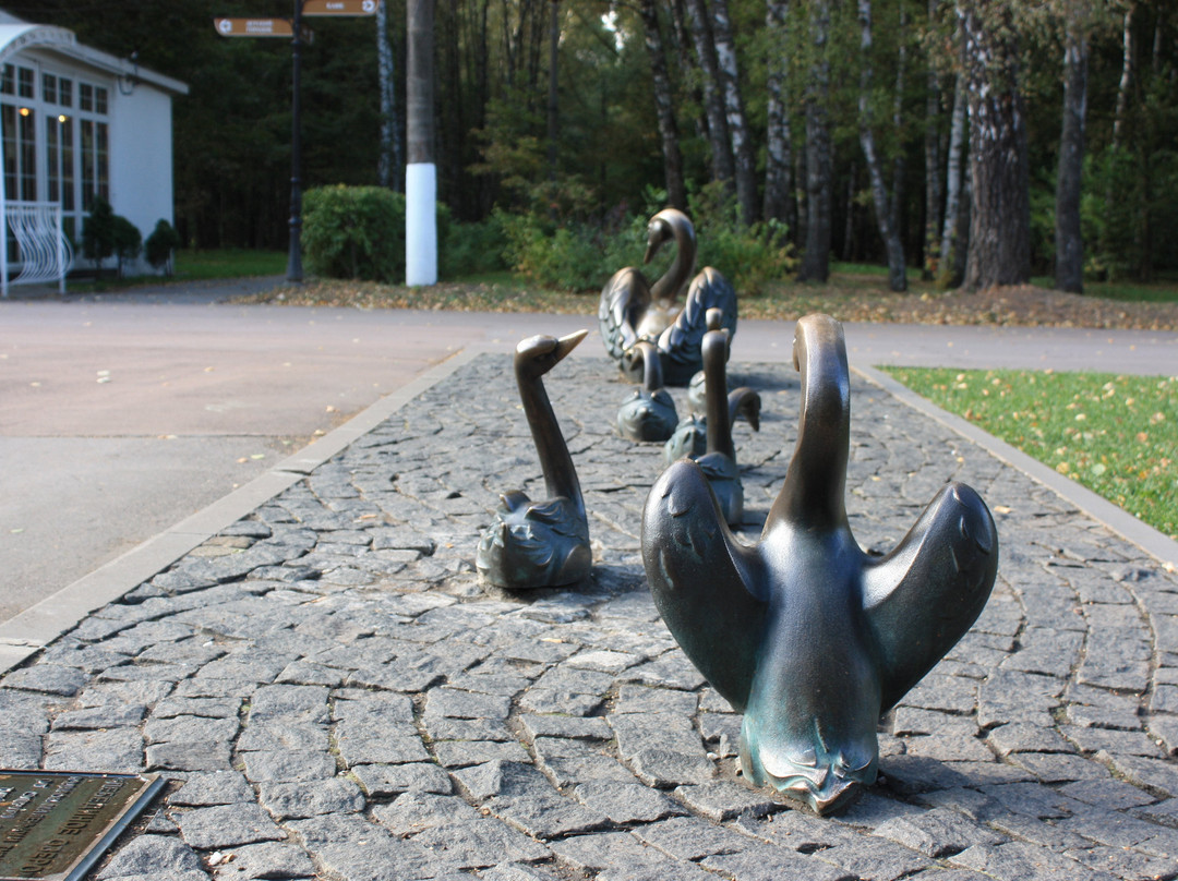 Sculpture Swan Lake-图拉必去景点