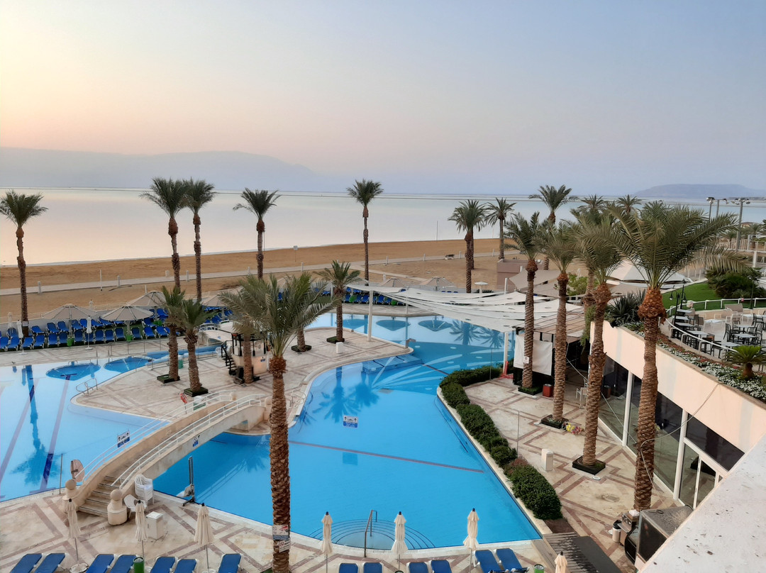 死海皇冠假日酒店主图