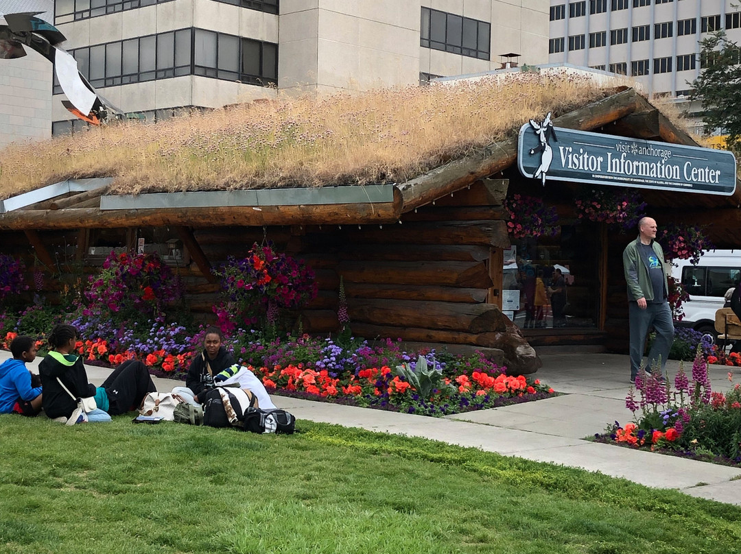 Visit Anchorage Log Cabin Visitor Information Center景点图片