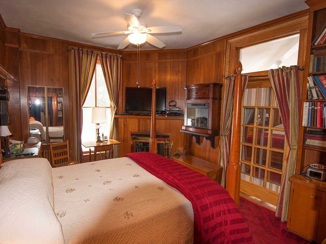 Antique & Irish Welch House主图