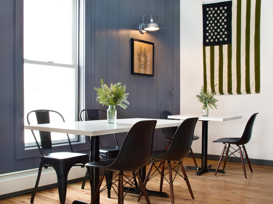 Main and Mountain Bar-Ludlow必去景点