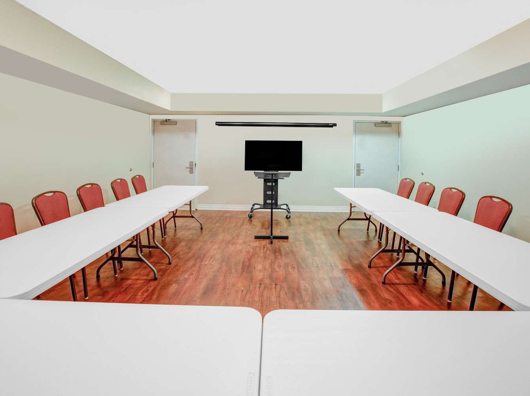 哈蒂斯堡麦克罗特客栈及套房酒店主图