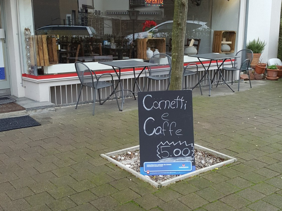 Birsfelden餐馆和美食-Café Flora - mangia e bevi