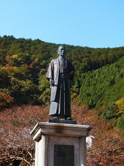 Dokura Shozaburo Statue景点图片