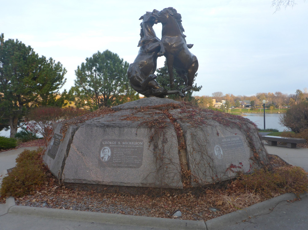 Fighting Stallions Memorial景点图片