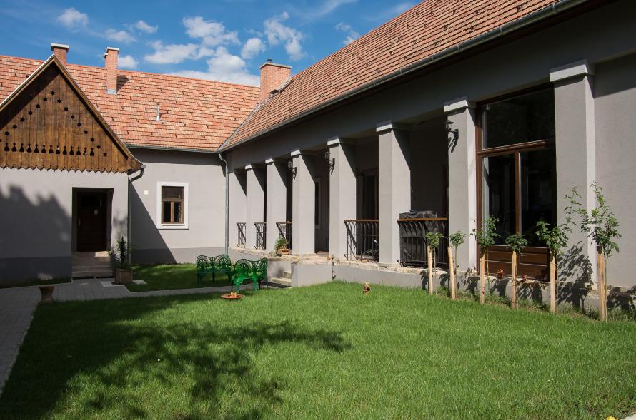 Kétbodonyi Apartmenthouse-官方