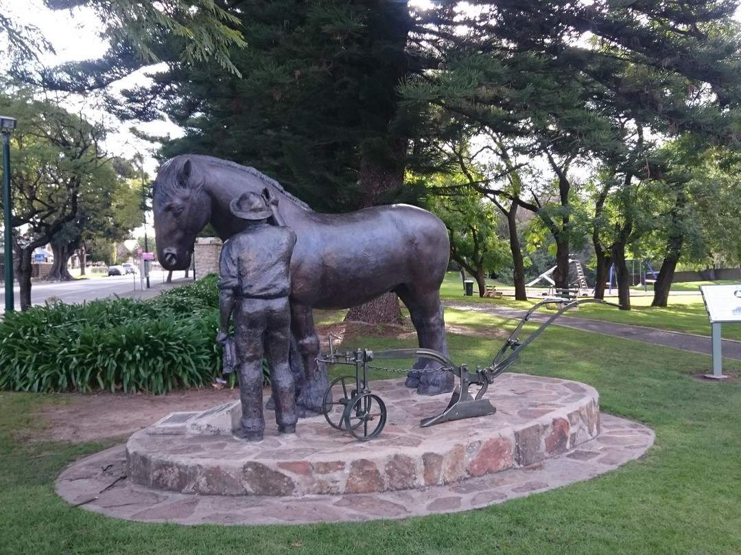 Day Off Peter Bronze Statue景点图片