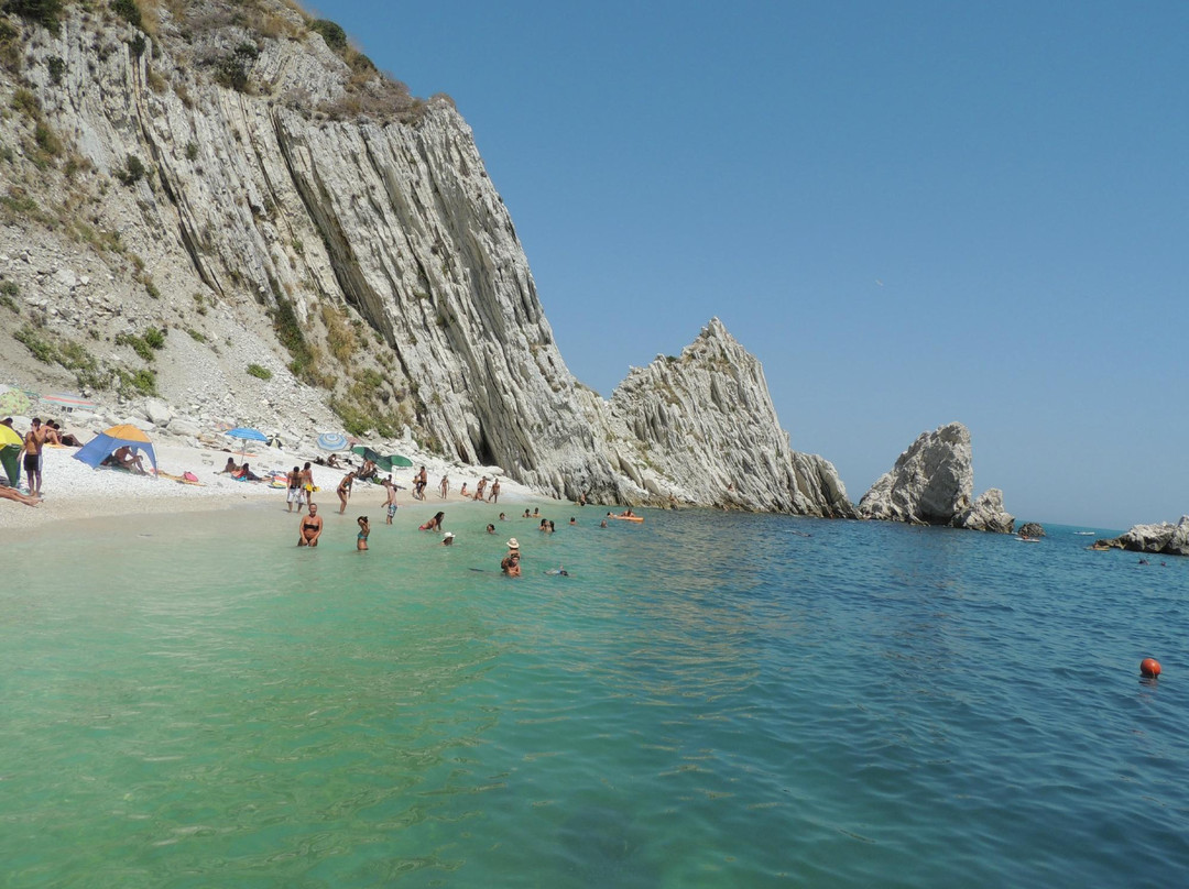 Spiaggia Delle Due Sorelle-Sirolo必去景点