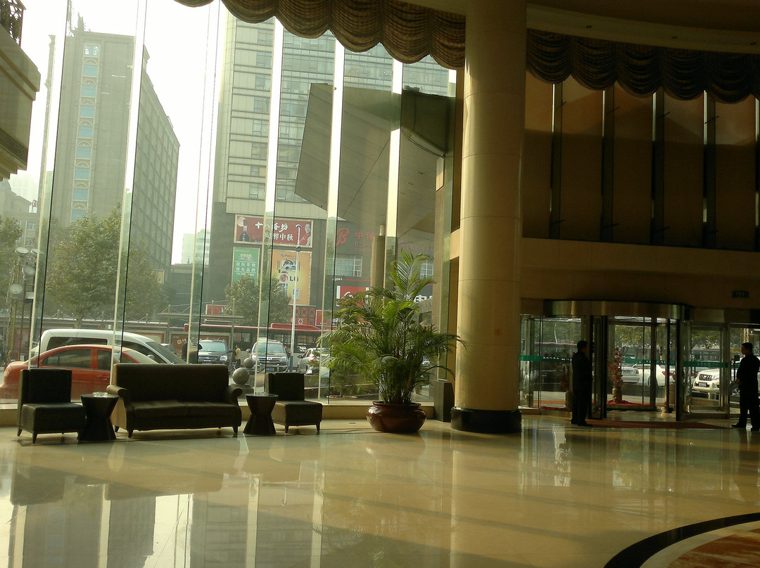 燕春花园酒店主图