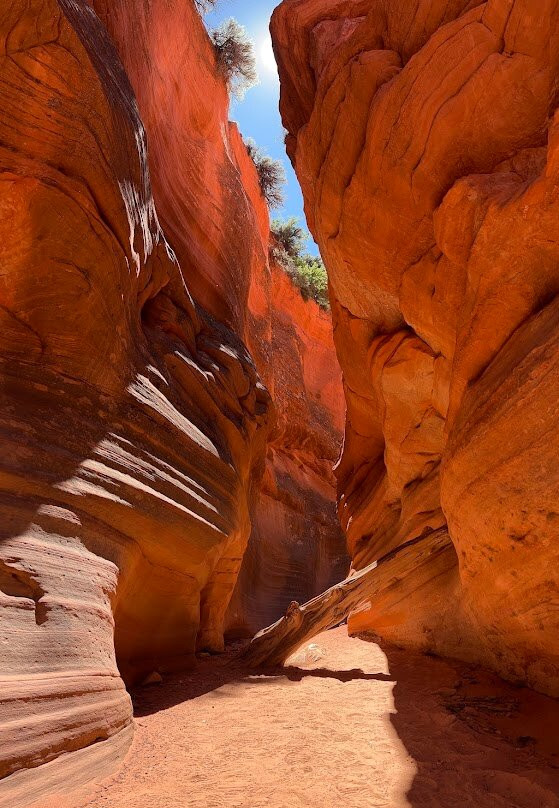 Peek-A-Boo Slot Canyon景点图片