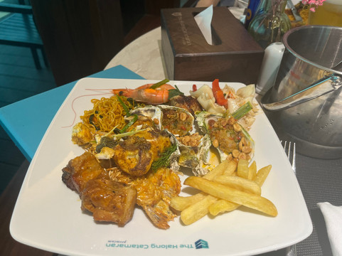 The Halong Catamaran-下龙湾必去景点