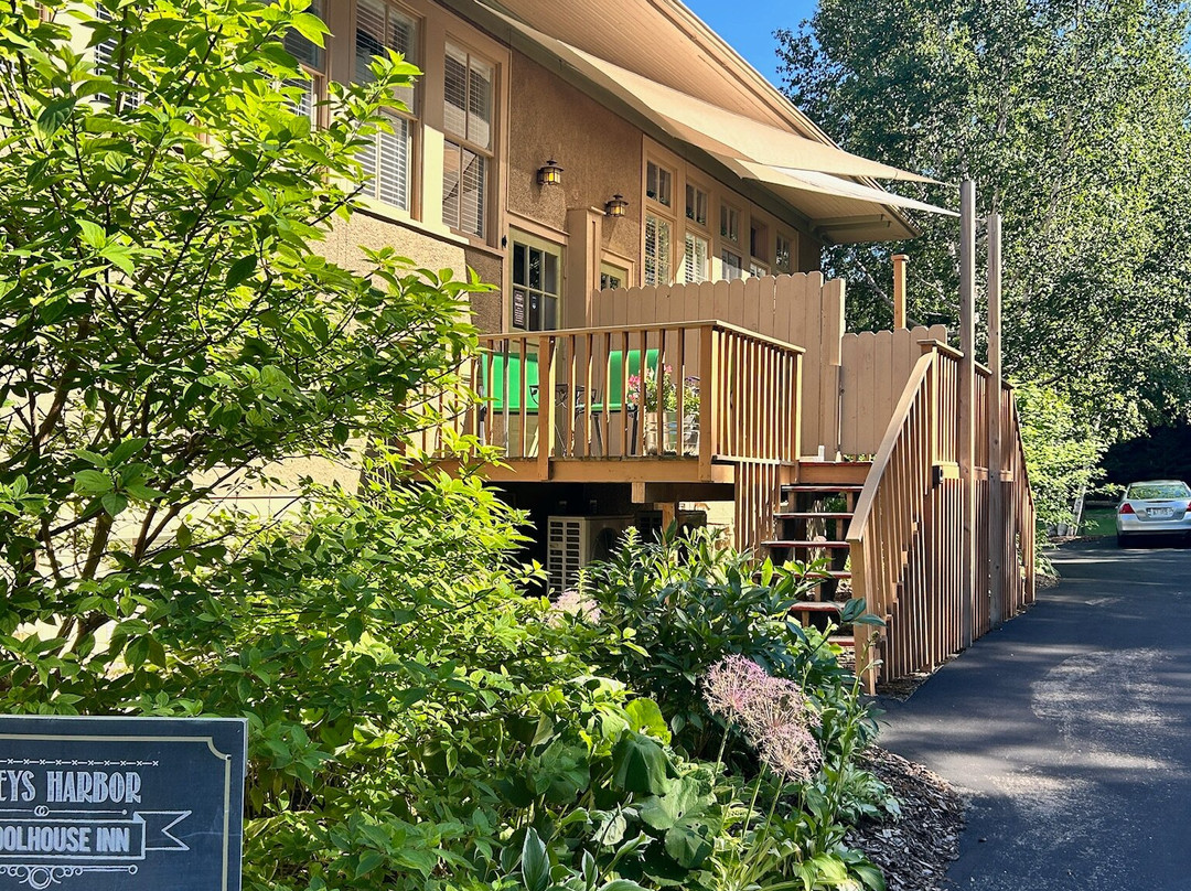 Baileys Harbor Schoolhouse Inn主图