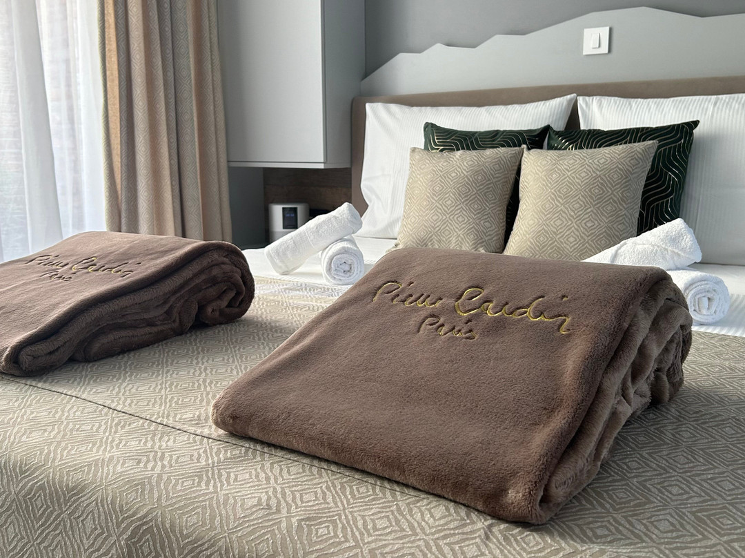 La Luna Premium Deluxe Apartment with Pool & Jacuzzi, Bikes and Covered Parking