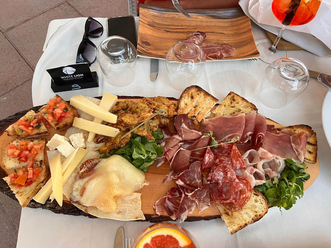 White Lion Lounge Bar & Restaurant