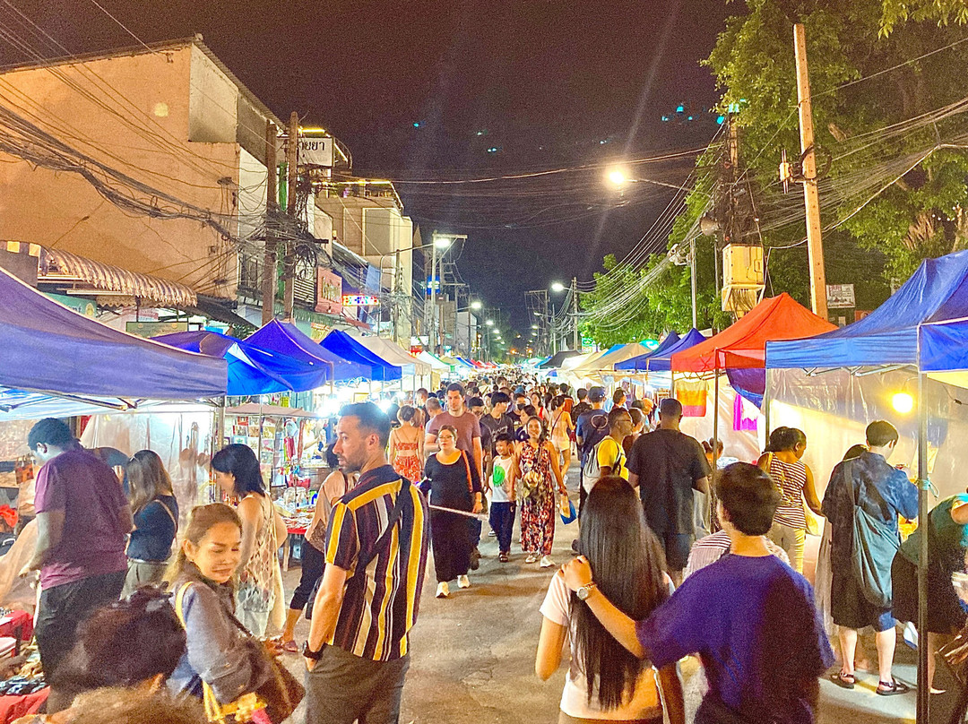 周日夜市(周日步行街)－塔佩门-清迈府必去景点