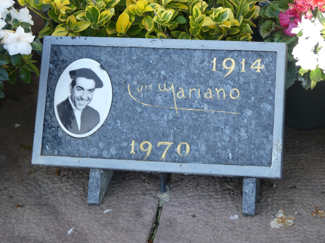 Tombe De Luis Mariano