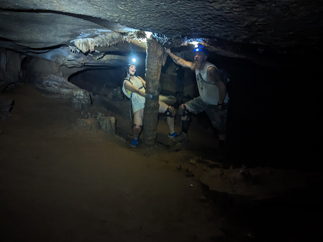 Howard's Waterfall Cave Preserve-Trenton必去景点