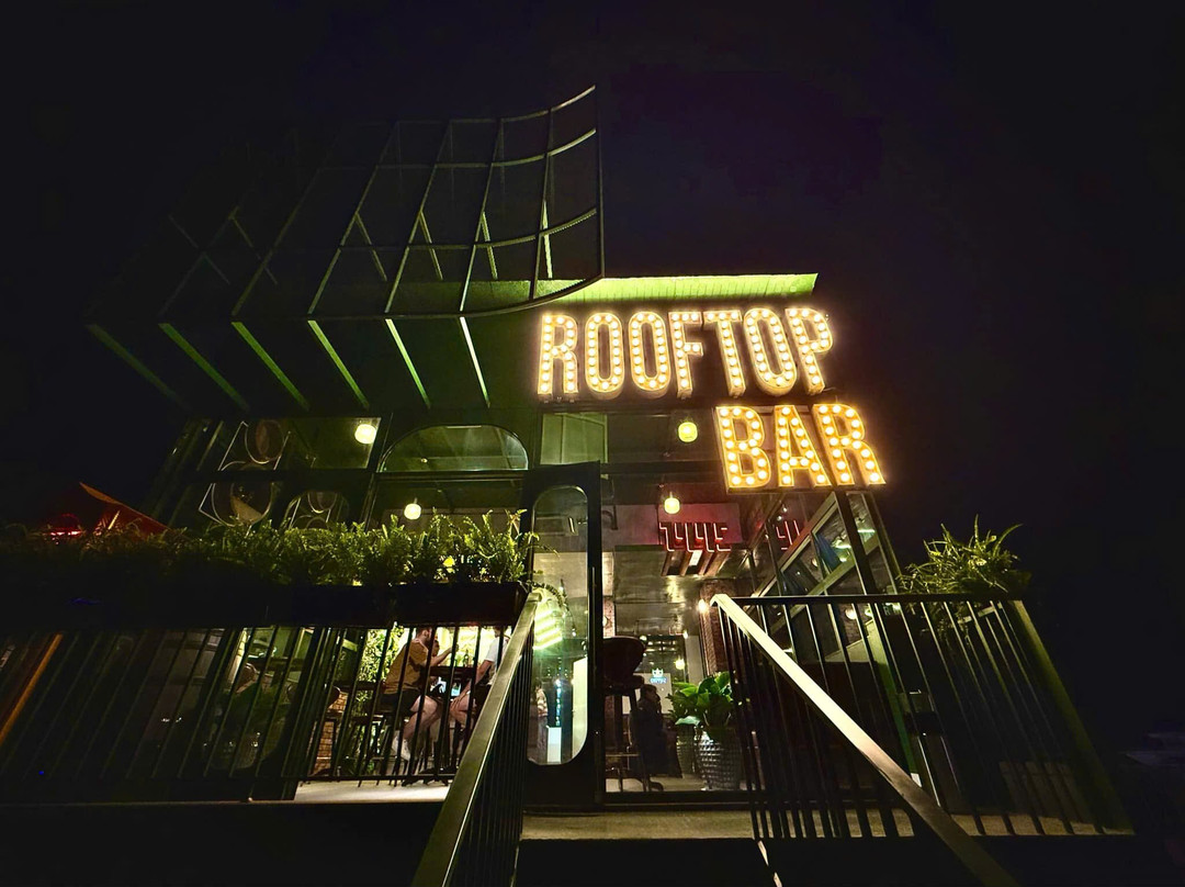 1995s Hub Rooftop Bar