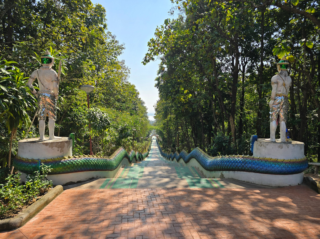 Wat Phra That Chomthong-帕夭必去景点
