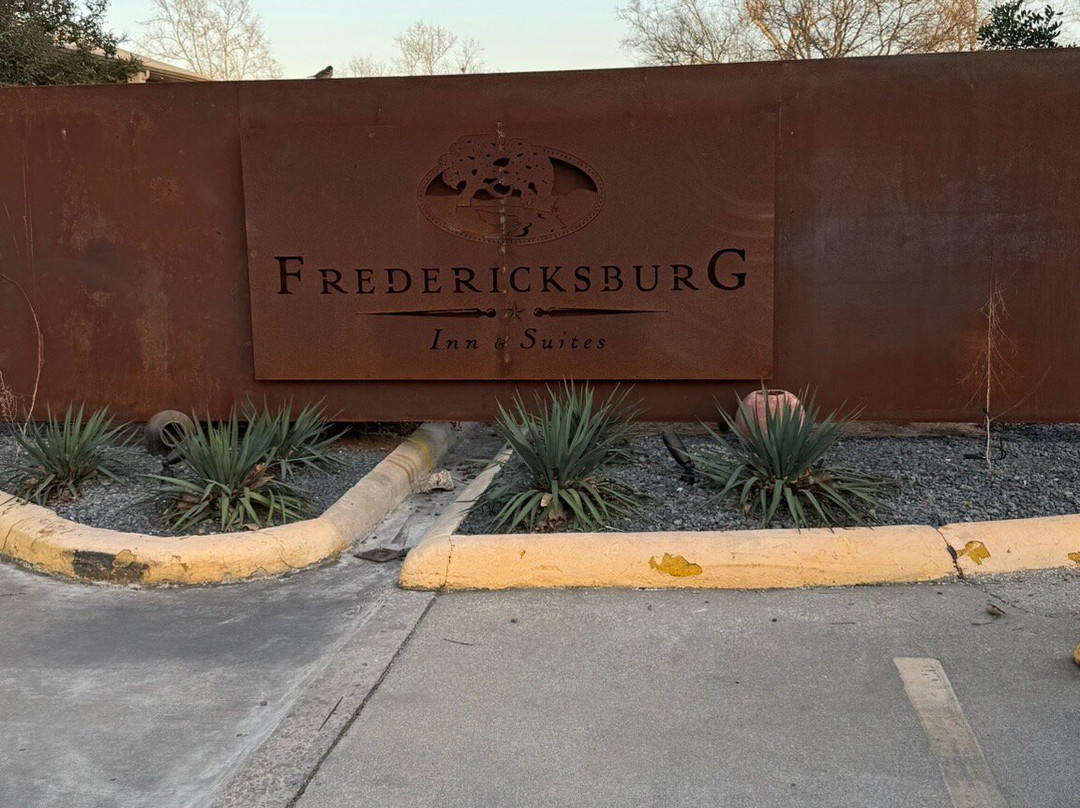 Fredericksburg Inn & Suites主图
