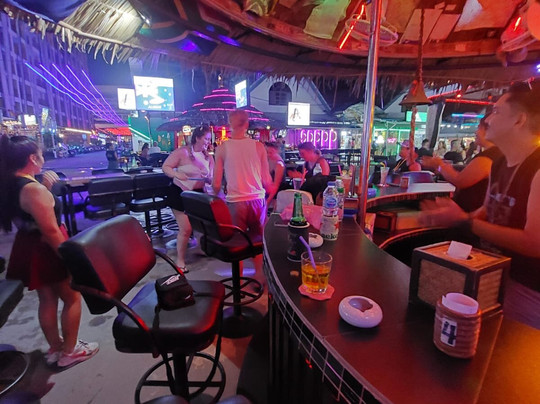 Lilly's Aussie Bar-芭东海滩必去景点