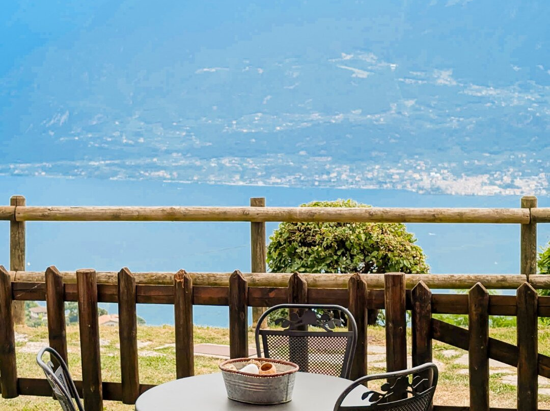 Village Hotel Lucia主图