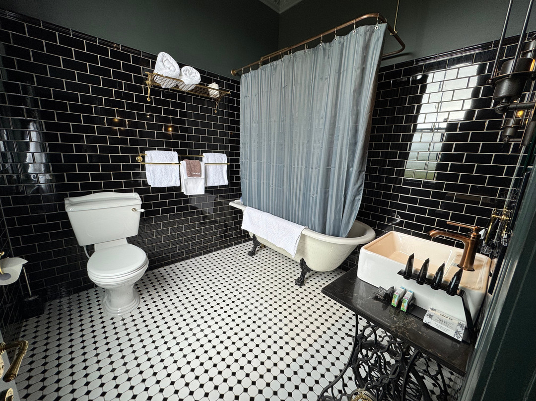 The Royal Hotel主图