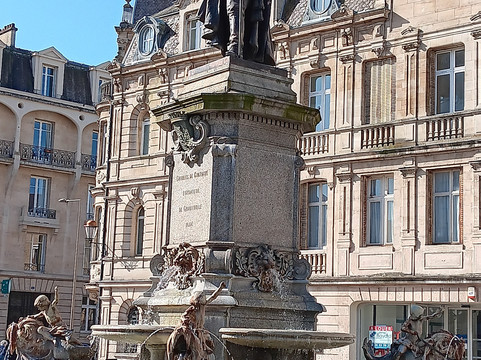Statue de Charles de Gonzague-沙勒维尔梅济耶尔必去景点