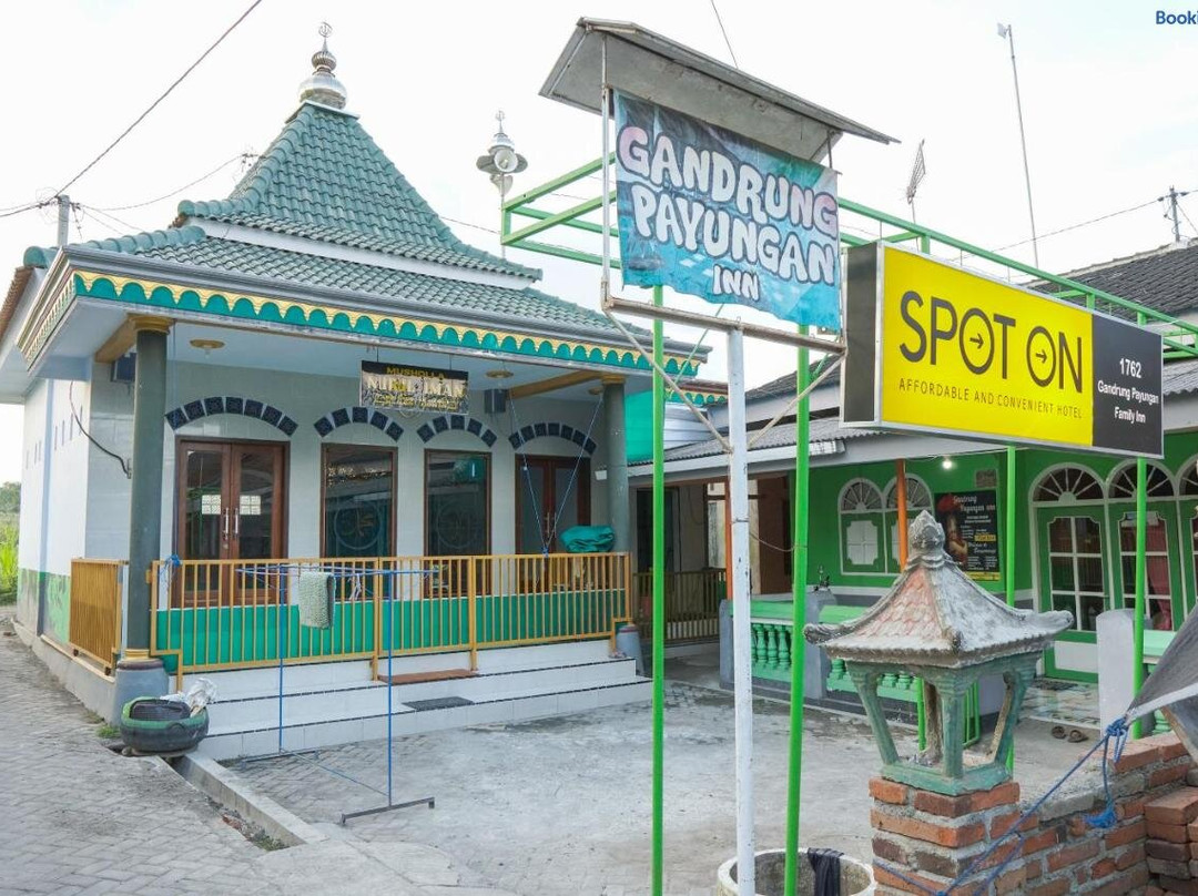 SPOT ON 1762 Gandrung Payungan Family Inn