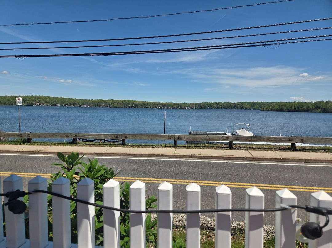 Lakeside Bar & Grill