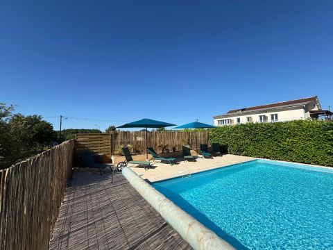 Logis Hôtel La Borie-泳池