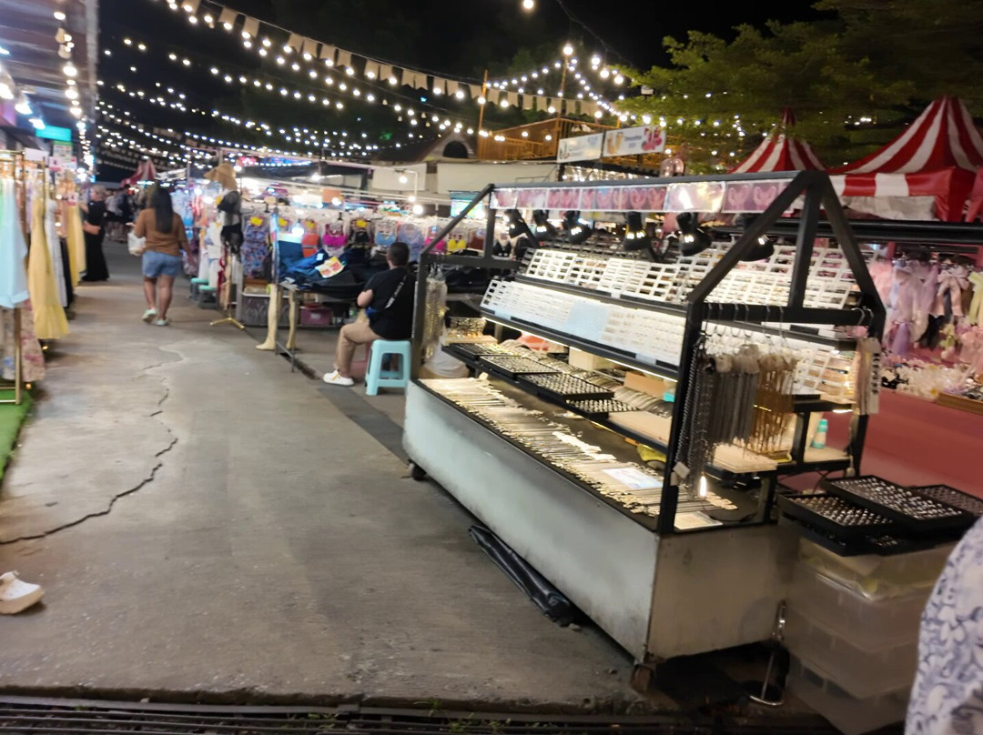 集装箱夜市-普吉镇必去景点