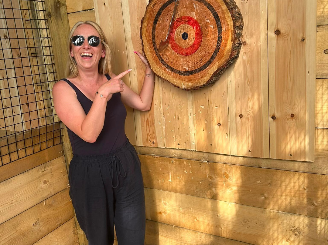 Bermuda Blades Axe Throwing-Henlow必去景点