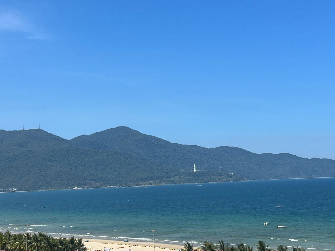 乐卡尔特岘港海滩酒店主图