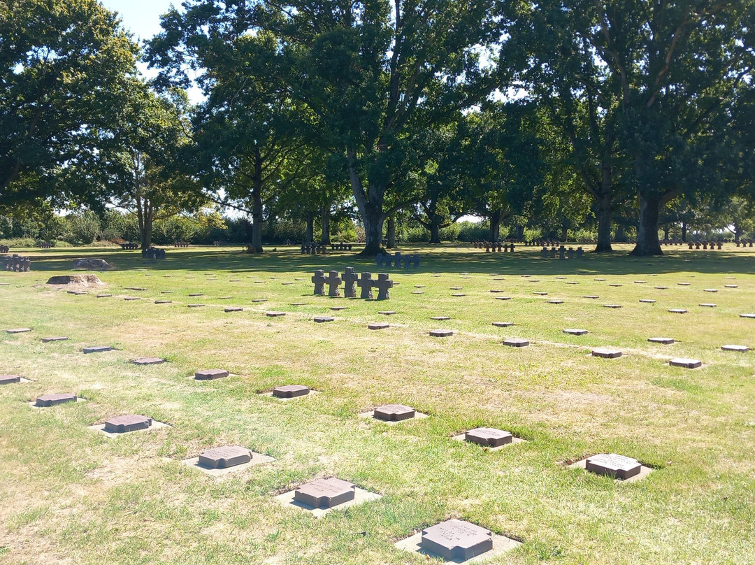 La Cambe German War Cemetery-La Cambe必去景点