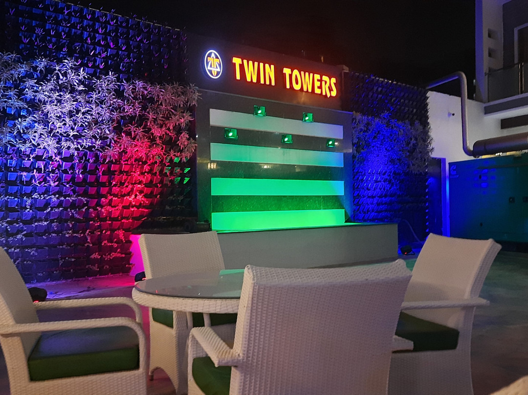 Twin Towers Inn Zero2Z主图
