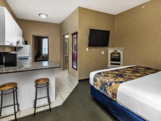 Redwood Inn & Suites主图