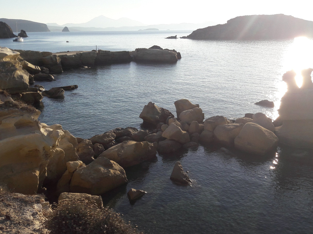 Mavrospilia Beach景点图片