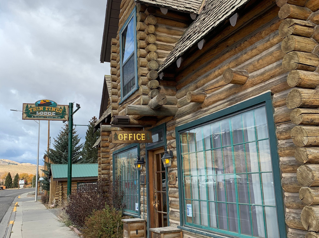 Twin Pines Lodge And Cabins主图