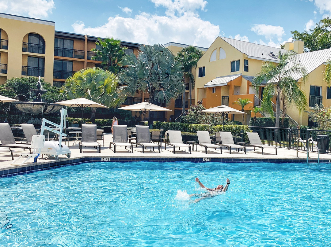 伯恩顿海滩万怡酒店主图